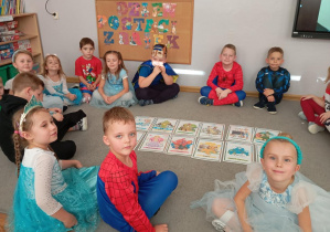 Na zdjęciu widzimy dzieci z grupy Odkrywcy podczas rozwiązywania zagadek pt. „Z jakiej bajki pochodzi dana postać?