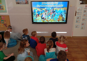 Na zdjęciu widzimy dzieci z grupy Odkrywcy podczas konkursu muzycznego „Jaka to melodia?”