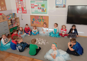 Dzieci z grupy Odkrywcy dopasowują cień do właściwej postaci z bajki.