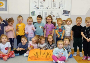 Fotografia dzieci prezentujących swoją pracę plastyczną po skończonych zabawach z okazji Dnia Jeża