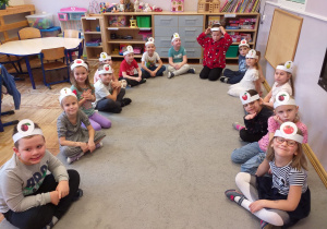 Zdjęcie przedstawia dzieci bawiące się w jedną z zabaw ruchowych z emblematami owoców i warzyw.