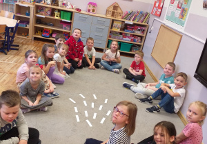 Zdjęcie przedstawia dzieci biorące udział w quizie o zdrowym odżywianiu.