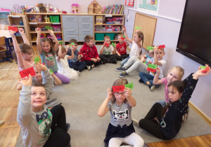 Zdjęcie przedstawia dzieci bawiące się w zabawę „Prawda/ fałsz”.