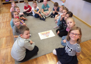 Zdjęcie przedstawia dzieci poznające piramidę zdrowego żywienia.