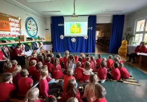 Dzieci z grup sześciolatków podczas oglądania filmu edukacyjnego.