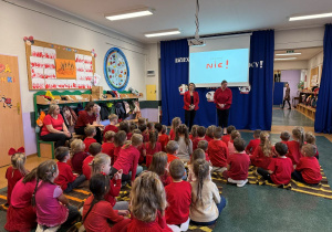 Dzieci z grup sześciolatków słuchają pogadanki przeprowadzonej przez wicedyrektor oraz nauczyciela współorganizującego kształcenie.