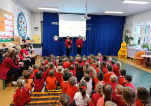 Dzieci z grup trzylatków, czterolatków i pięciolatków słuchają pogadanki przeprowadzonej przez wicedyrektora oraz nauczyciela współorganizującego kształcenie.