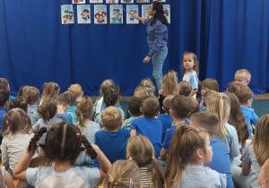 Dzieci z grup najmłodszych utrwalają wraz z pedagogiem specjalnym prawa dziecka.