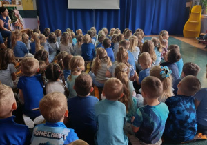 Dzieci z grup trzylatków, czterolatków oraz pięciolatków oglądają film edukacyjny o prawach dziecka.
