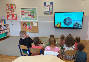 Zdjęcie przedstawia dzieci oglądające film edukacyjny o wynalazkach.