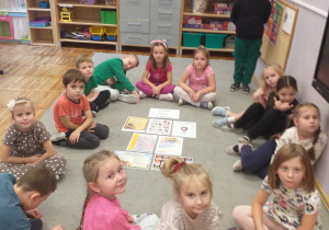 Zdjęcie przedstawia dzieci poznające swoje prawa.