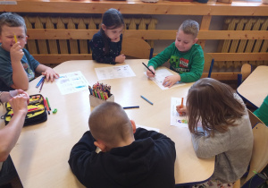 Dzieci kolorują swoje prawa.