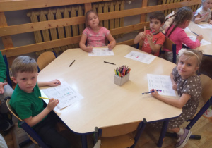 Dzieci kolorują swoje prawa.