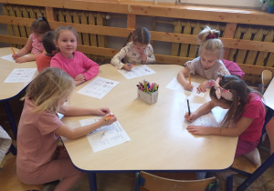 Dzieci kolorują swoje prawa.