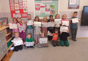 Dzieci pozują do wspólnej fotografii z kartami swoich praw.