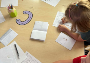 Dzieci w parach i zespołach wykonują wspólne zadania od kredek.