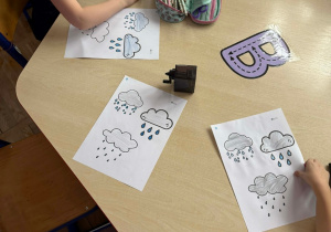 Dzieci w parach i zespołach wykonują wspólne zadania od kredek.