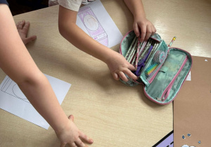 Dzieci wykonują swoje kredki.