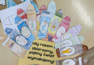 Zdjęcie przedstawia grupowy piórnik, na którym przyklejone są wszystkie kredki dzieci.