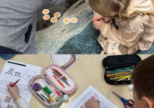 Dzieci wykonują tematyczne karty pracy oraz zadania matematyczne.