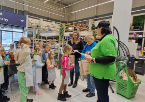 Panie wręczają upominki dzieciom.