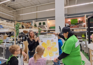 Wręczenie plakatu wykonanego przez dzieci.