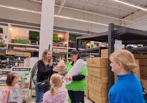 Podarowanie upominku Pani za super warsztaty.