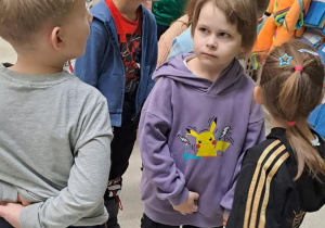 Dzieci zwiedzają sklep