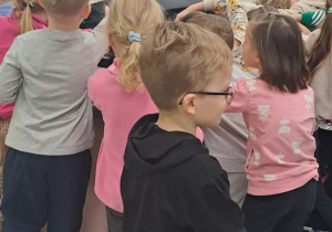 Dzieci oglądają dywany w sklepie.