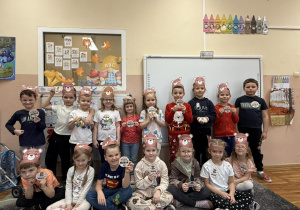 Dzieci z grupy Smerfy pozują do zdjęcia z odznakami oraz opaskami z okazji Dnia Misia.