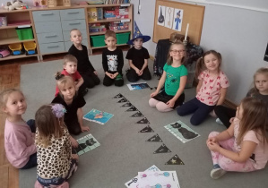 Zdjęcie przedstawia dzieci z grupy Odkrywcy podczas układania puzzli o tematyce Andrzejkowej.