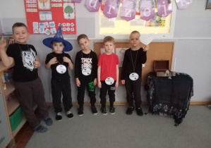 Na zdjęciu widzimy chłopców z grupy Odkrywcy trzymających serce z imionami dziewczynek z ich grupy.