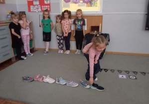 Na zdjęciu widzimy dziewczynki z grupy Odkrywcy podczas układania butów.