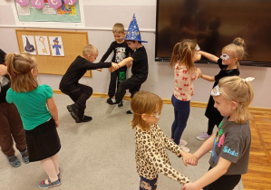 Na zdjęciu widzimy dzieci z grupy Odkrywcy podczas zabawy tanecznej.