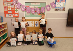 Dzieci z grupy Odkrywcy pozują z kulą w której narysowali swoją przyszłość.