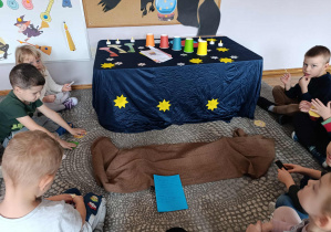 Zabawa andrzejkowa z magiczną chustą.