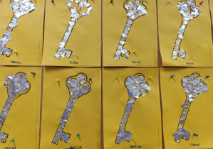 Na zdjęciu widoczne prace dzieci – wyklejone srebrne klucze.