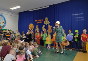 Zdjęcie przedstawia nauczycielkę przebraną za Panią Jesień rozpoczynającą przedstawienie.