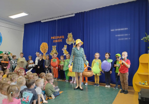 Zdjęcie przedstawia dzieci i chłopca odgrywającego rolę miesiąca września.