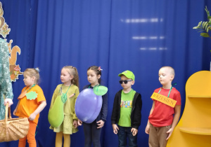 Zdjęcie przedstawia dzieci odgrywające swoje role.