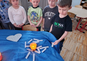 Chłopiec z grupy „Misie” losuje karteczkę z wróżbą.