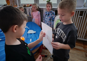 Chłopcy z grupy „Misie” wróżą sobie, jaki zawód będą wykonywać w przyszłości.