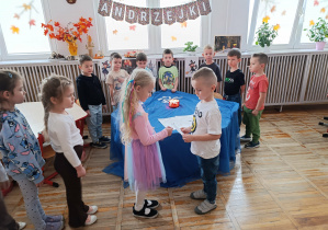 Dziewczynki z grupy „Misie” przekłuwają serduszko z imieniem przyszłego męża.