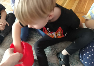 Chłopiec losuje wróżby.