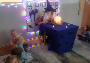 Wróżka opowiada o andrzejkach.