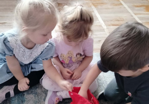 Dzieci losują wróżby.