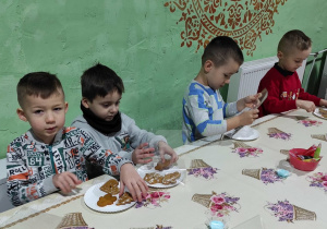 Dzieci z grupy Misie ozdabiają pierniczki.