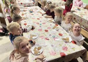 Dzieci z grupy Żabki ozdabiają pierniczki.
