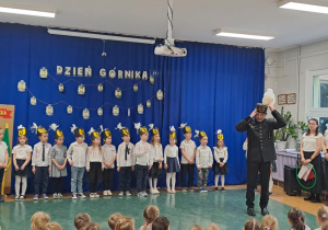 Pan górnik prezentował strój galowy, który ma na sobie.