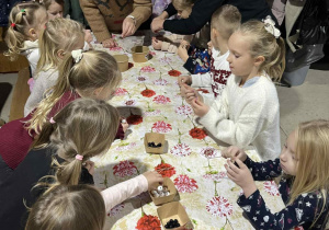 Dzieci robią bałwanki.